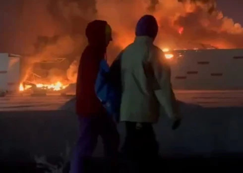 Sanktpēterburgā ar milzīgām liesmām deg Krievijas interneta dižtirgotāja "Wildberries" noliktava