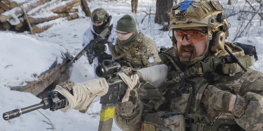 Ukraiņu civiliedzīvotāji netālu no Kijivas piedalās militārajās apmācībās.2024. gada 12. janvāris.