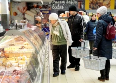 В Латвии средняя пенсия по старости - 563 евро - значительно ниже средней нетто-зарплаты - 1126 евро
