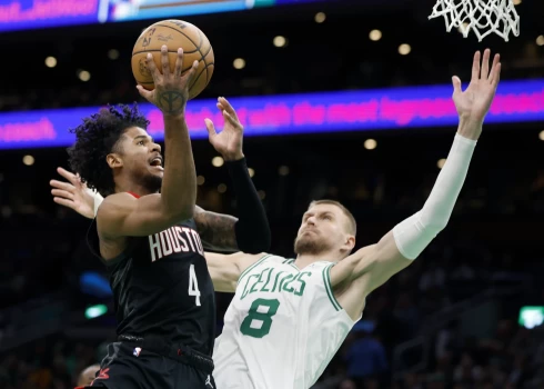 Porziņģim 17 punkti "Celtics" pārliecinošā uzvarā pār "Rockets"