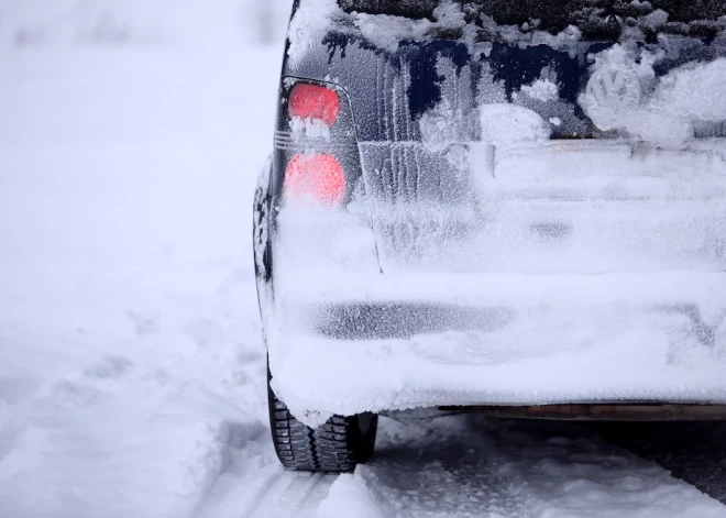 Līdz ar stipro salu desmit reizes pieaudzis auto tehniskās palīdzības izsaukumu skaits