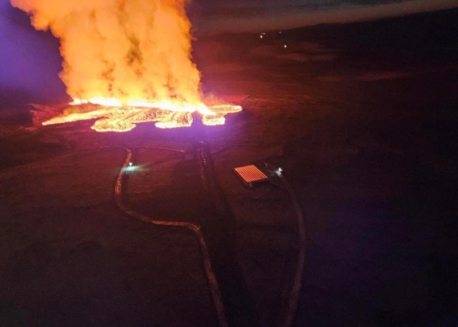 Pēc svētdienas naktī notikušā kārtējā vulkāna izvirduma netālu Grindavikas ciema, lavas straumes ir sasniegušas pilsētas nomali un dažviet spējušas izlauzties cauri aizsargvalnim. Islandes varas iestādes pēdējo nedēļu laikā ir uzcēlušas zemes un akmeņu barjeras, lai mēģinātu novērst lavas nokļūšanu Grindavikā, kas atrodas aptuveni 40 km uz dienvidrietumiem no galvaspilsētas Reikjavīkas, taču pēdējā izvirdumā lava ir iekļuvusi pilsētā cauri aizsargvalnim.
