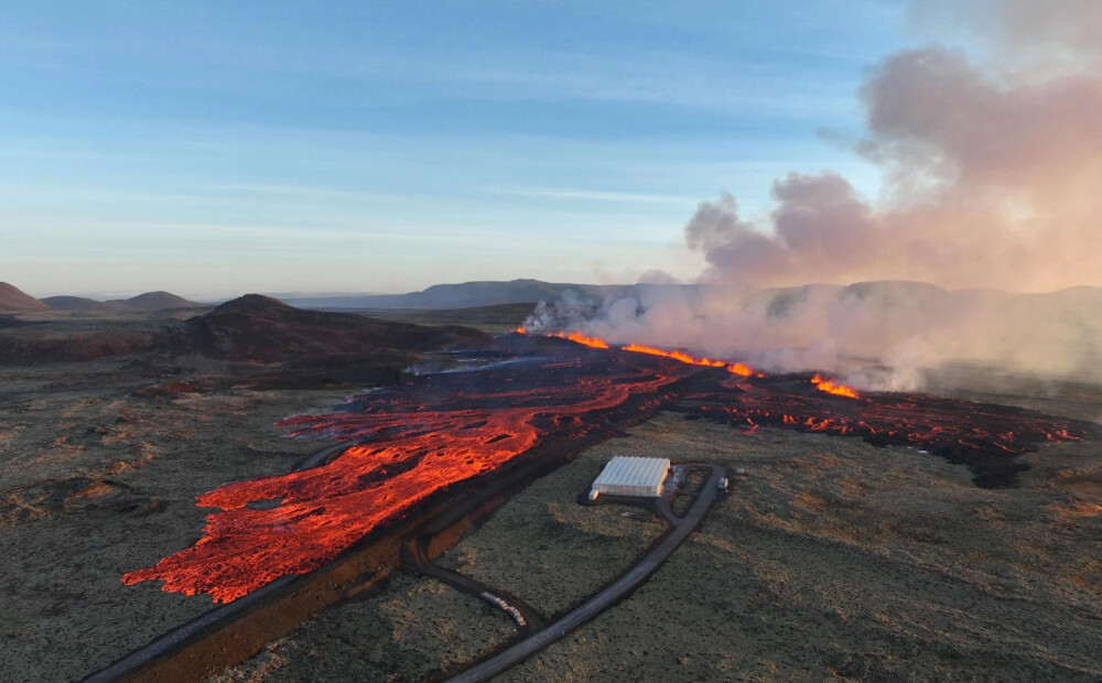 FOTO: lavas straumes Islandē izlauzušās cauri aizsargvalnim un nodedzinājušas vairākas mājas