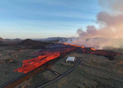 FOTO: lavas straumes Islandē izlauzušās cauri aizsargvalnim un nodedzinājušas vairākas mājas
