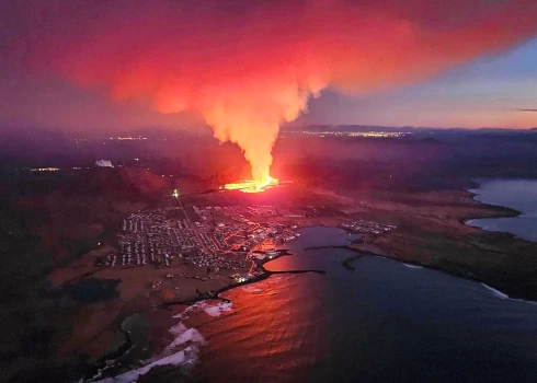ВИДЕО: извергающийся вулкан сжег жилые дома в Исландии