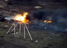 VIDEO: Ukrainas aizstāvji ar precīzu drona triecienu no okupantu tanka Avdijivkā atstāj vien liesmojošus metāllūžņus