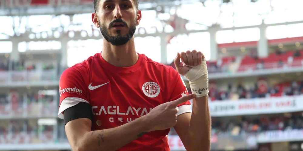 Izraēlas futbolists gūst vārtus Turcijas čempionāta spēlē un parāda žestu, pēc kura tiek atstādināts no komandas un aizturēts 