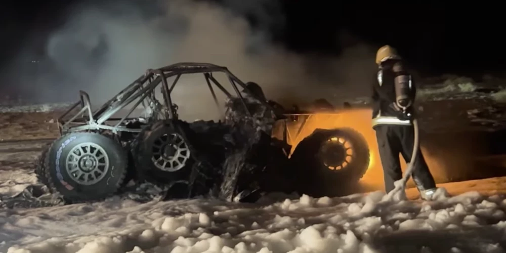 VIDEO: Dakaras rallijreidā pilnībā sadeg Igaunijas ekipāžas automašīna