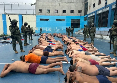 Ekvadoras drošības spēki atgūst kontroli pār cietumiem, karš ar narkobaroniem turpinās