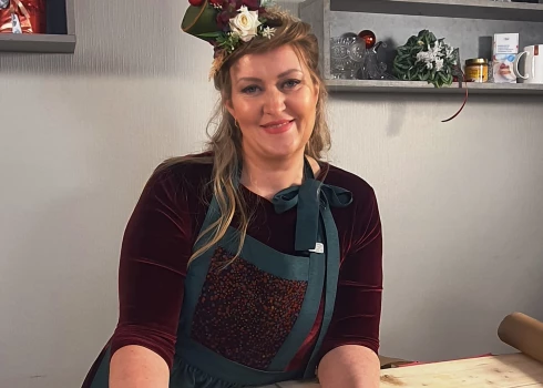 Videorecepte: kā pagatavot klasisku lauku torti ar vārīto krēmu; māca Ilze Kupča