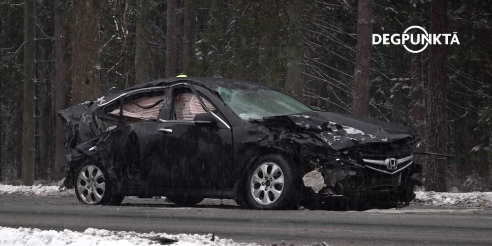 Машину смяло со всех сторон.