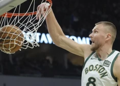 Porziņģis gūst 15 punktus "Celtics" uzvarā NBA mačā
