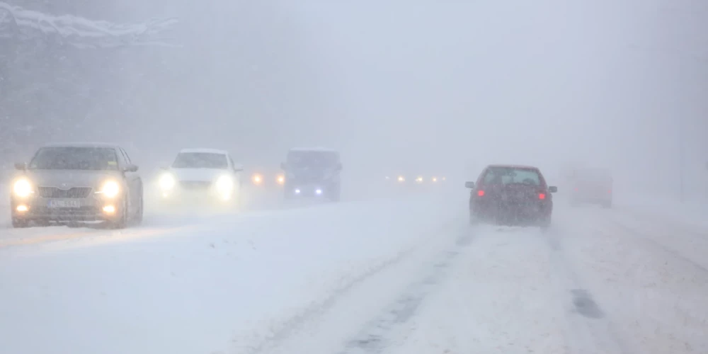 Sniega un apledojuma dēļ satiksme apgrūtināta uz ceļiem gandrīz visā Latvijā
