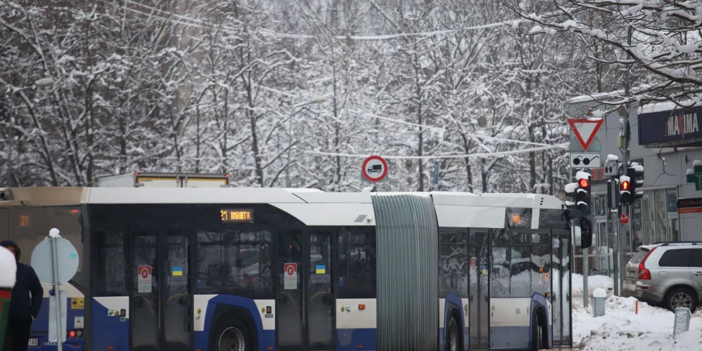 Sniega dēļ Rīgā autobusi un trolejbusi kavējas 20 minūtes
