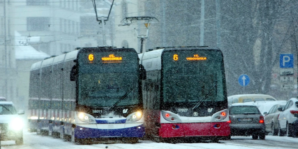 В Риге из-за снегопада задерживаются автобусы и троллейбусы