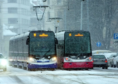 В Риге из-за снегопада задерживаются автобусы и троллейбусы