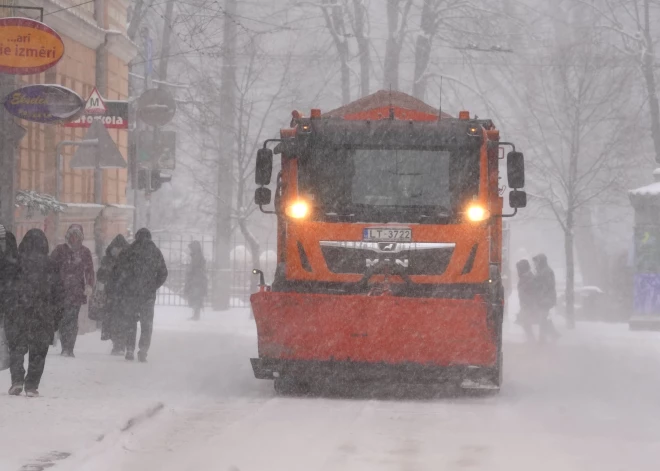 В Риге в связи со снегопадом действует желтое предупреждение; порывы ветра составят 16-19 м/c