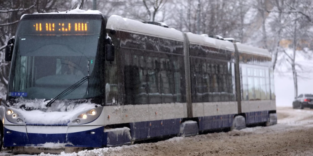 Rīgas centrā apstājusies 1. un 11. maršruta tramvaja kustība
