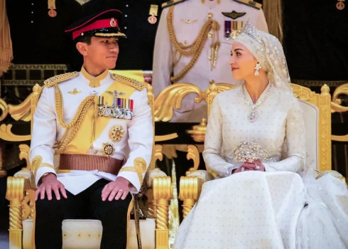 FOTO: pēc 10 dienu ilgām un neticami krāšņām svinībām Āzija zaudējusi tās iekārojamāko vecpuisi – Brunejas karalisko princi, kurš apņēmis daiļavu par sievu