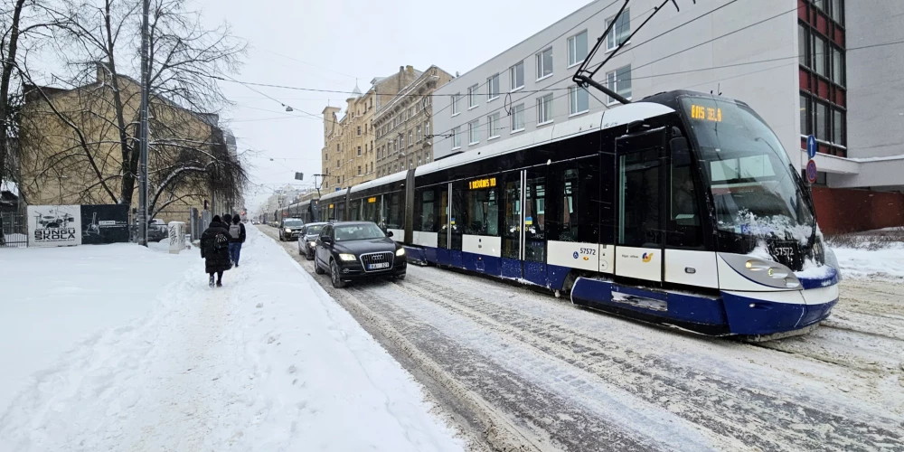 ФОТО: в Риге из-за снегопада образовалась внушительная пробка из трамваев