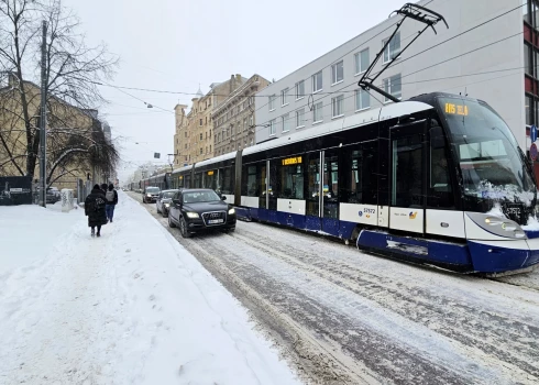 ФОТО: в Риге из-за снегопада образовалась внушительная пробка из трамваев