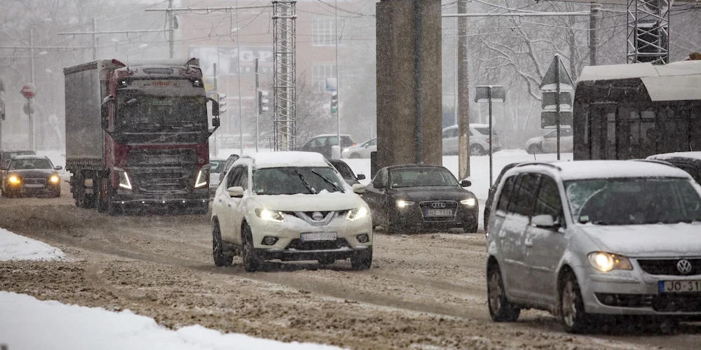 Latvija - īpaši nedroša vieta satiksmes dalībniekiem: plāno palielināt sodus par rupjiem braukšanas ātruma pārkāpumiem