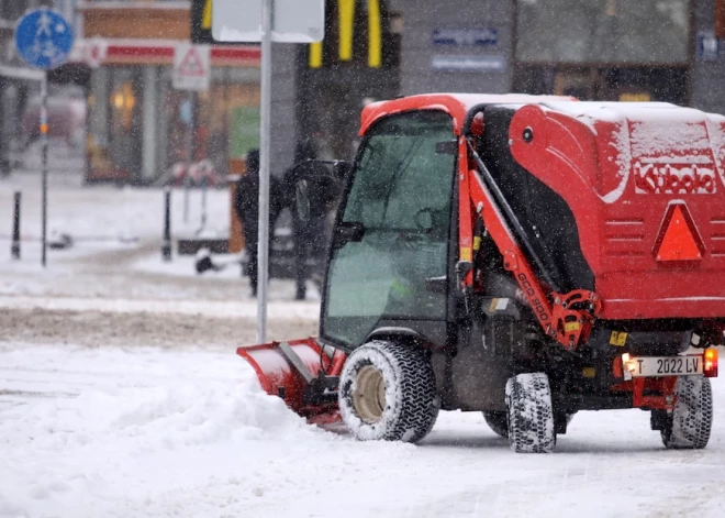 Ļoti apgrūtināta braukšana joprojām ir ap Jelgavu, Ventspili un Siguldu