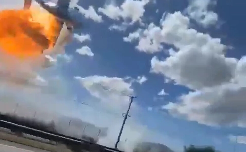 VIDEO: šokēto ļaužu acu priekšā Čīlē nogāžas lidmašīna