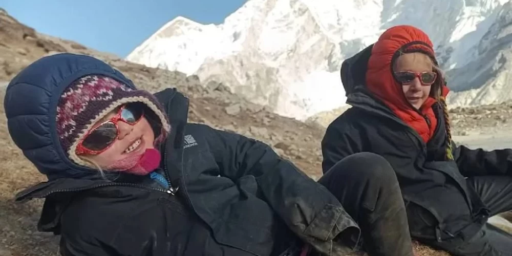 Četrgadīga meitene uzkāpj līdz Everesta bāzes nometnei vairāk nekā 5 kilometru augstumā
