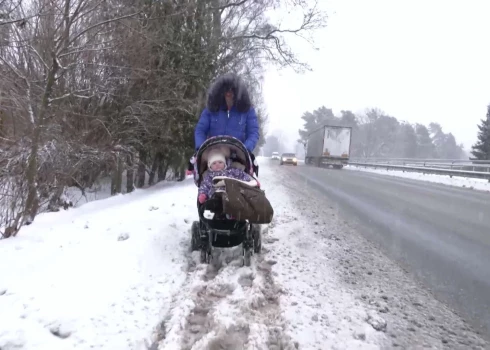 Молодая мать с коляской вынуждена рисковать жизнью, чтобы добраться до автобусной остановки