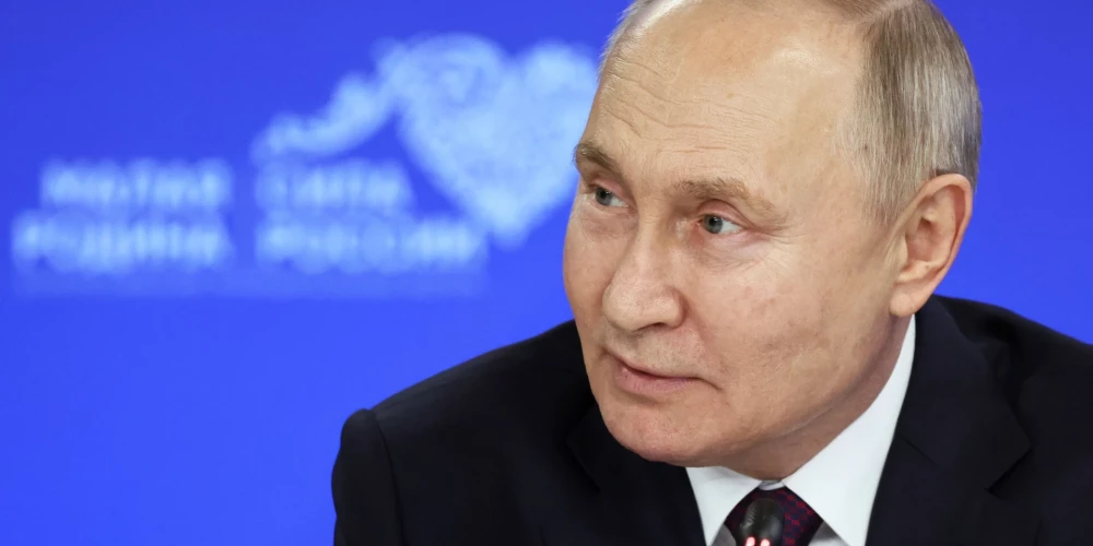 Putins stāsta par viltotajām ASV prezidenta vēlēšanām un atkal piemin bēdīgi slavenos "10 dolārus"