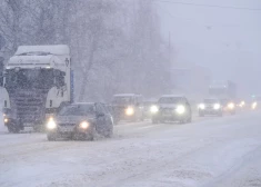 Sniega un apledojuma dēļ satiksme apgrūtināta uz ceļiem gandrīz visā Latvijā