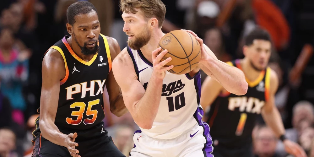 PHOENIX, ARIZONA - JANUARY 16: Domantas Sabonis #10 of the Sacramento Kings handles the ball against Kevin Durant #35 of the Phoenix Suns during the second half of the NBA game at Footprint Center on January 16, 2024 in Phoenix, Arizona. The Suns defeated the Kings 119-117. NOTE TO USER: User expressly acknowledges and agrees that, by downloading and or using this photograph, User is consenting to the terms and conditions of the Getty Images License Agreement.   Christian Petersen/Getty Images/AFP (Photo by Christian Petersen / GETTY IMAGES NORTH AMERICA / Getty Images via AFP)