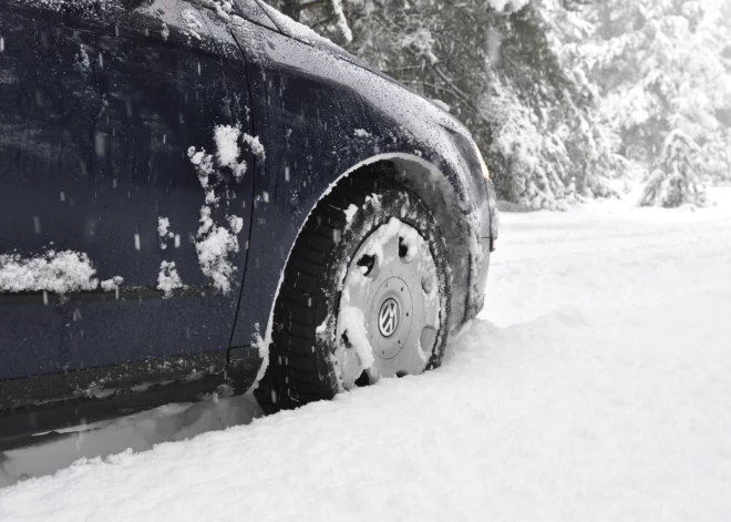 Sniegputenī uz Latvijas ceļiem notikušas 190 auto avārijas