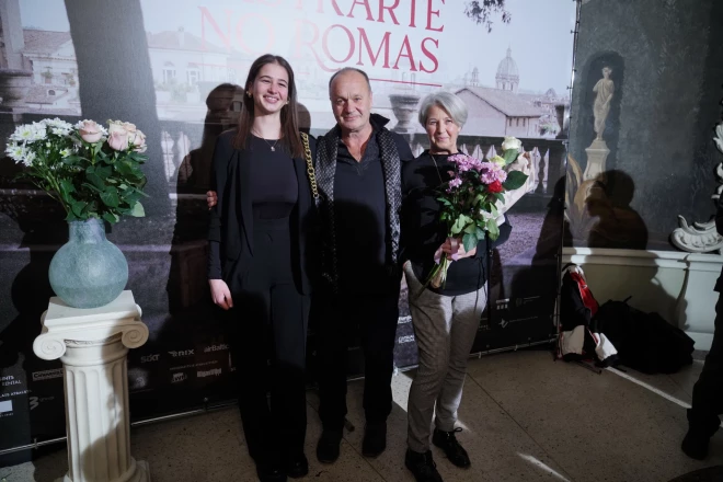 Uz filmas "Pastkarte no Romas", kurā Jānis Jarāns atveido galveno lomu, pirmizrādi aktieri pavadīja sieva Dagnija un vecākās meitas Annas meita Emīlija Paula, kas pēc profesijas ir friziere un šim skaistajam vakaram par godu bija saveidojusi visai ģimenei frizūras. Jāni līdz asarām aizkustināja mazmeitas Emīlijas patiesās emocijas. Viņa, noskatījusies pirmizrādi un redzējusi vectēva aktiera talantu, steidza apskaut un samīļot opi.