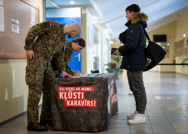  Šodien dienestu uzsāks Valsts aizsardzības dienesta (VAD) otrā iesaukuma karavīri - kopumā vairāk nekā 120 Latvijas pilsoņi, informēja Nacionālo bruņoto spēku (NBS) Apvienotais štābs. 