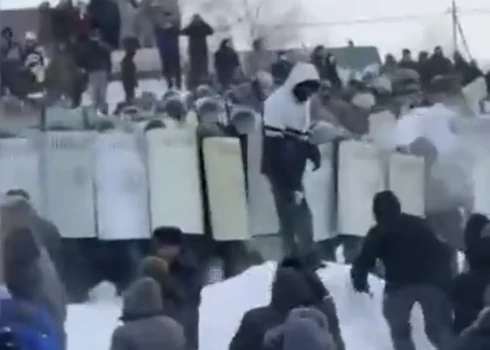 Viena no retajām masu protesta akcijām mūsdienu Krievijā (ekrānuzņēmums no "X")
