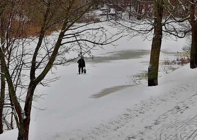 Policists drosmīgi savaņģo stirnu, Baltijas jūra kļūst sarkana, Alūksnē maksās policijas ziņotājiem: kriminālā province