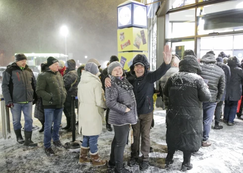 В Сигулде открылся магазин Lidl: первый покупатель пришел в 5 утра и получил подарочную карту на 30 евро