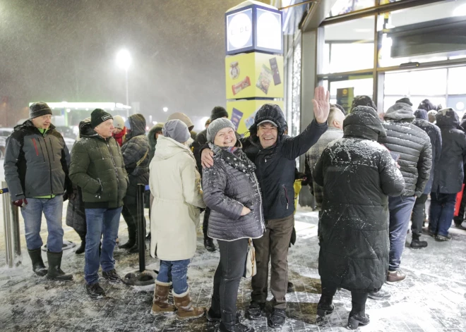 В Сигулде открылся магазин Lidl: первый покупатель пришел в 5 утра и получил подарочную карту на 30 евро