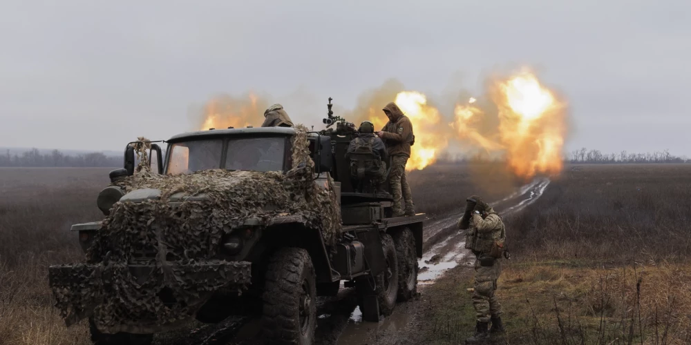 Ukrainas Bruņoto spēku 127. atsevišķās teritoriālās aizsardzības brigādes 228. atsevišķā bataljona karavīri no savas pozīcijas frontes līnijā Zaporijžas apgabalā, Ukrainā, šauj ar pretgaisa artilērijas kompleksu S-60. 2023. gada 18. decembris.