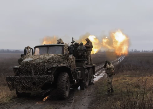 Ukrainas Bruņoto spēku 127. atsevišķās teritoriālās aizsardzības brigādes 228. atsevišķā bataljona karavīri no savas pozīcijas frontes līnijā Zaporijžas apgabalā, Ukrainā, šauj ar pretgaisa artilērijas kompleksu S-60. 2023. gada 18. decembris.