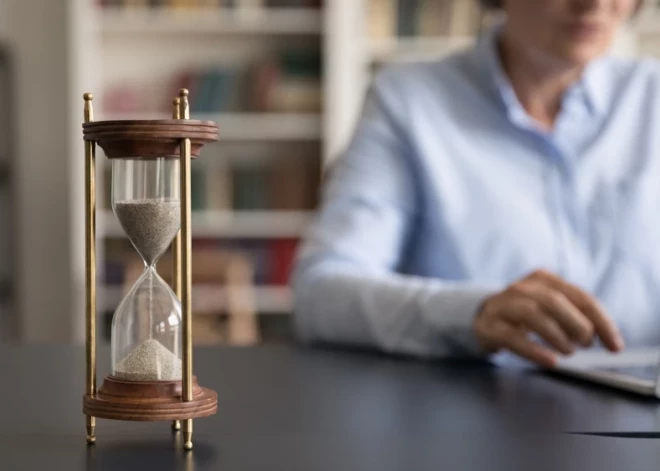 Житель Латвии вышел на пенсию, но при этом работал и получал зарплату. Нужно ли произвести перерасчет пенсии?