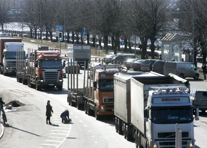 Kravas transports vairs nedrīkst braukt caur Rīgas centru