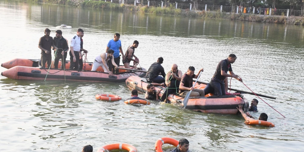 Indijā, apgāžoties laivai, bojā iet vismaz 10 skolēni