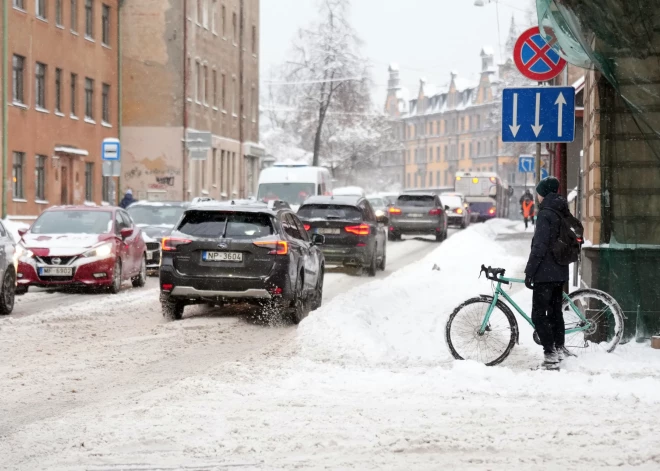 Autovadītājiem piektdien jābūt īpaši uzmanīgiem