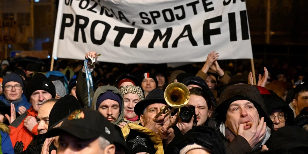 "Valdības priekšlikumi izskatās tā, it kā tos būtu izstrādājusi mafija!" Slovākijā izcēlušies lieli protesti
