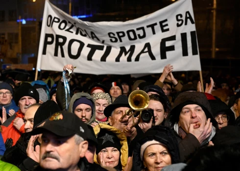 "Valdības priekšlikumi izskatās tā, it kā tos būtu izstrādājusi mafija!" Slovākijā izcēlušies lieli protesti