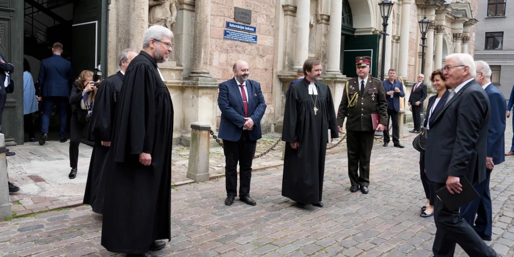 Vācijas prezidents Franks Valters Šteinmeiers (no labās) 2022. gada 21. jūnijā ierodas uz Pēterbaznīcas atkaliesvētīšanu.