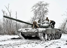 Ukrainas Bruņoto spēku Aizkarpatijas armijas 128. atsevišķās kalnu triecienbrigādes karavīri piedalās speciālās mācībās profesionālo iemaņu uzturēšanai Zaporižjas sektorā, Ukrainas dienvidaustrumos.